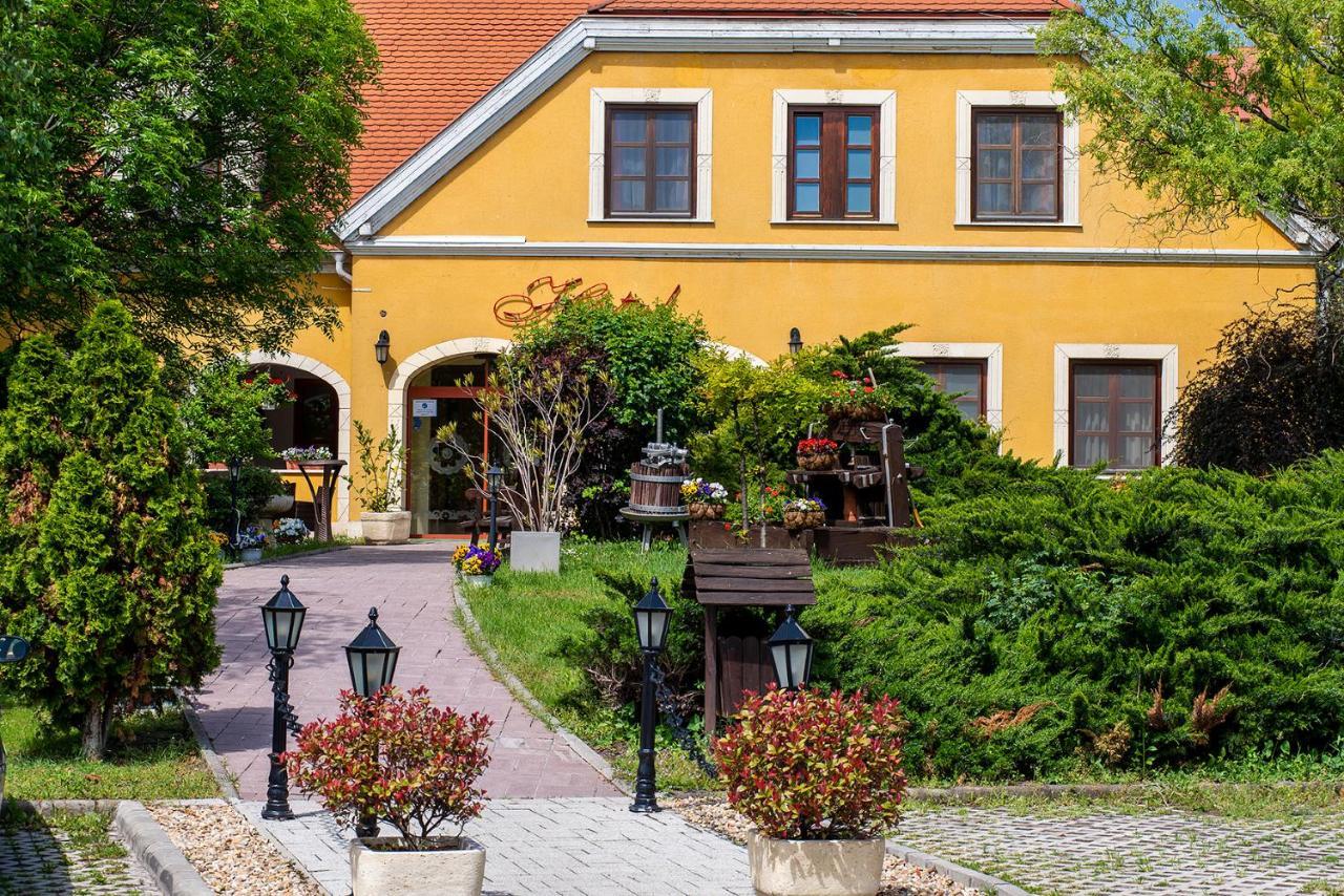 Gastland M0 Hotel & Conference Center Szigetszentmiklos Ngoại thất bức ảnh