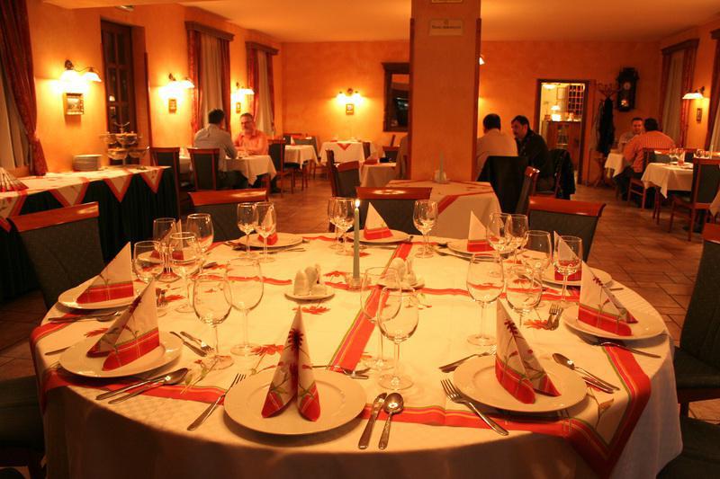 Gastland M0 Hotel & Conference Center Szigetszentmiklos Nhà hàng bức ảnh